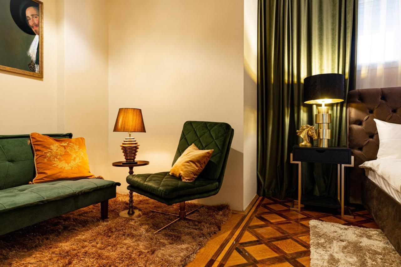 Apartment Qult - The Renaissance Affair