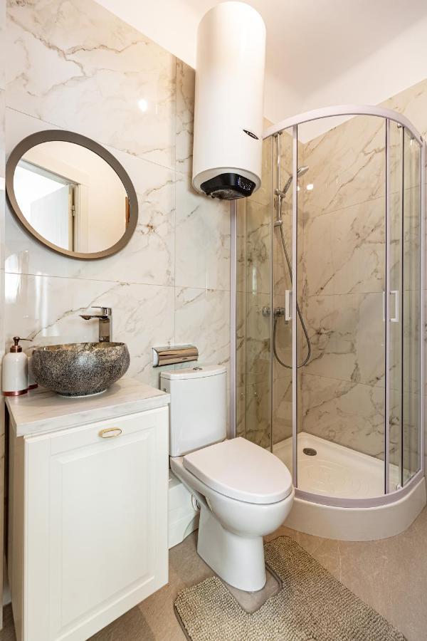 Qult - The Renaissance Affair Apartment *